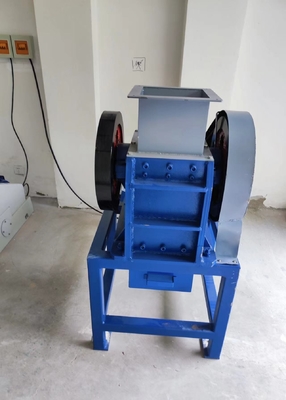 Concasseur à mâchoires de laboratoire de type MPE compact scellé 45 kg / h