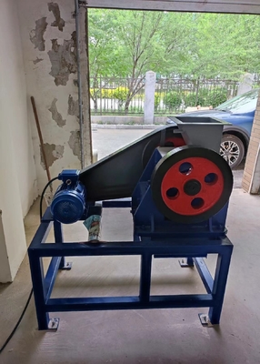 Concasseur à mâchoires de laboratoire de type MPE compact scellé 45 kg / h